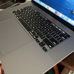 2019 MacBook Pro 16” Touchbar i7 6core 16gb 512 Ssd