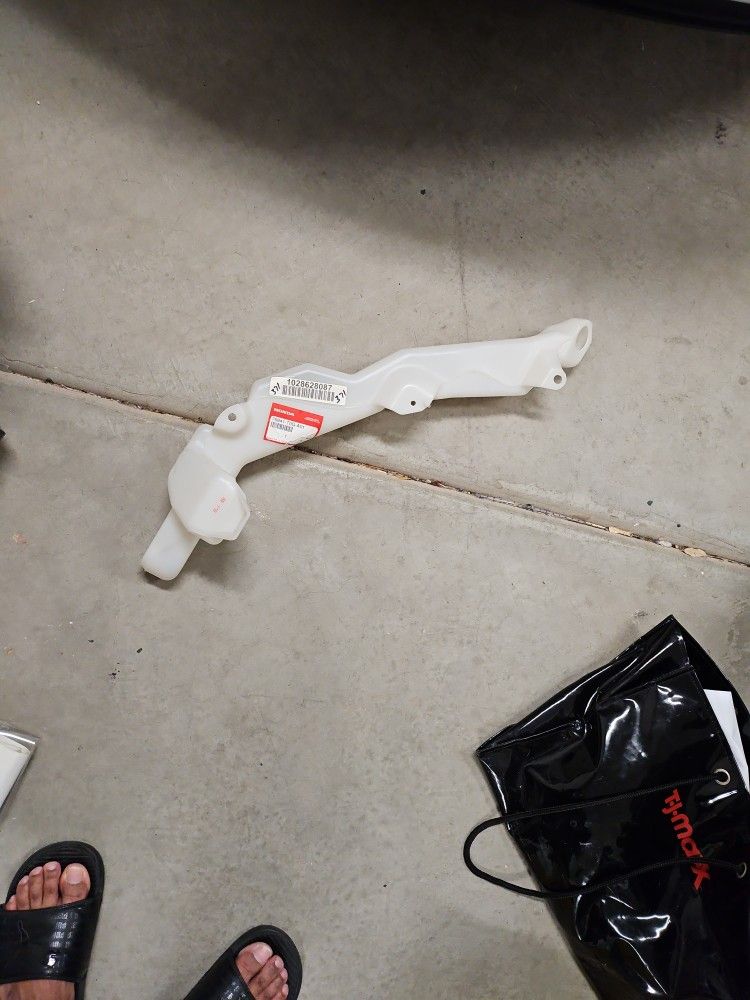Honda CRV fluid Reservoir