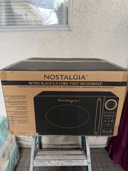 NOSTALGIA MICROWAVE NEW 0.9 cubic foot