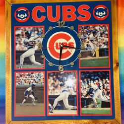 WOODEN🤎CHICAGO CUBS❤️⚾️🔵ANTIQUE GRAPHIC CLOCK 🕰️ (BRAND NEW BATTERY)