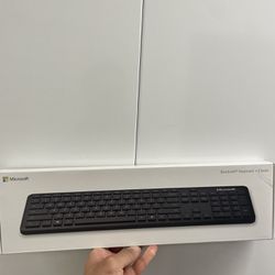 Brand New Microsoft Bluetooth Computer Keyboard - Clavier
