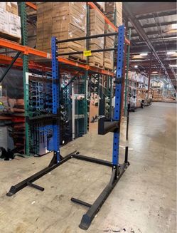 Moving Sale!! Only $250 ZENOVA Commercial heavy duty Power Rack. maximum weight of 1200 lbs.