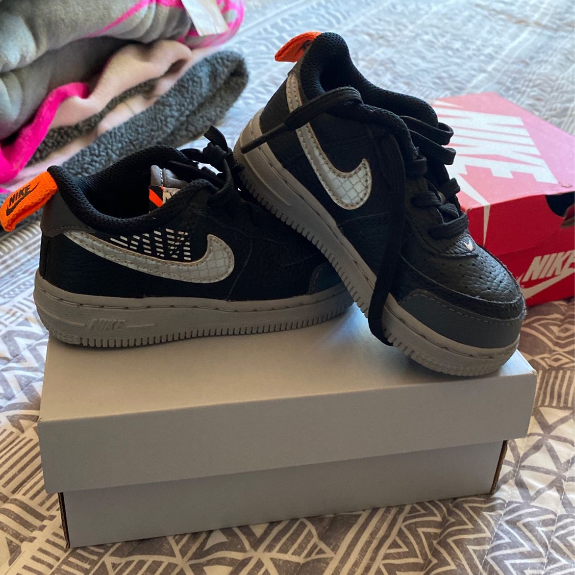 El respeto Sin personal Normalización Nike Air Force Ones 7c for Sale in March Air Reserve Base, CA - OfferUp