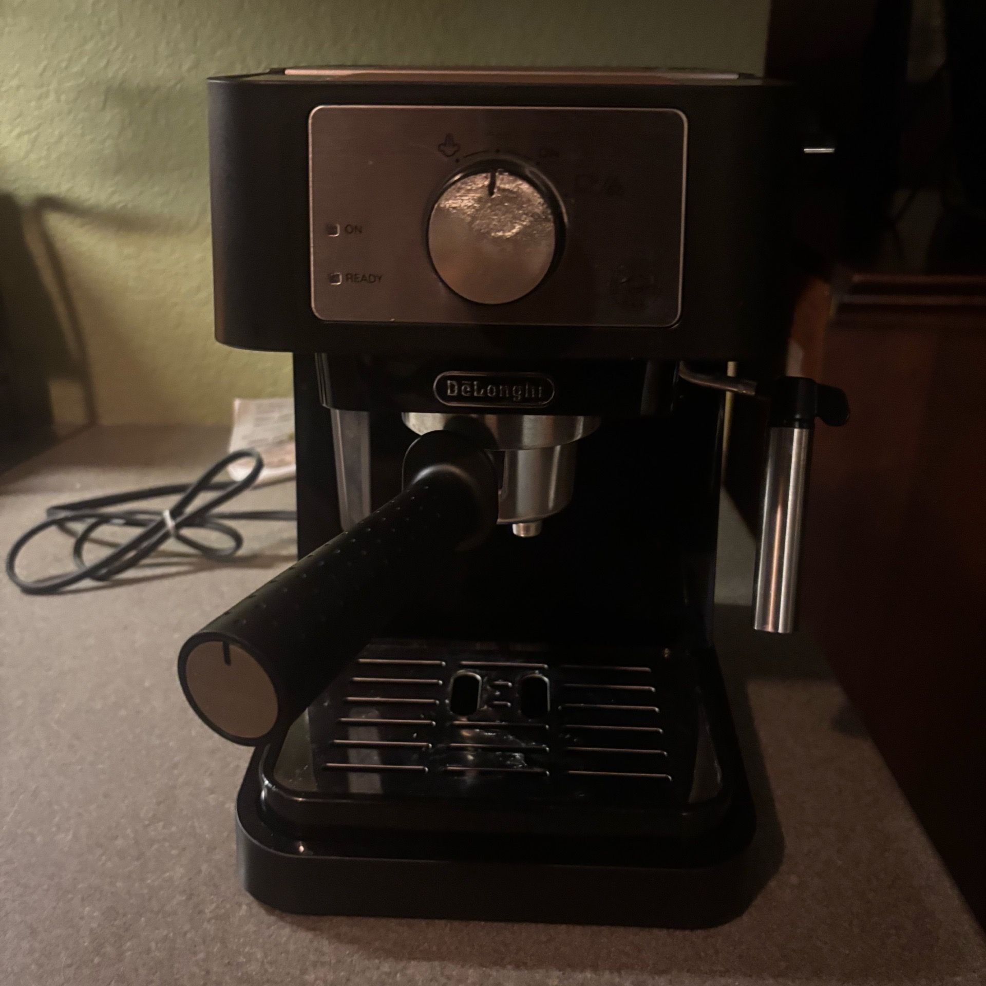 Delonghi espresso machine, descaled and cleaned works perfect