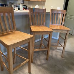 Available for pick up in Wintergarden Florida set of three Wood natural shade barstools for high top counters. it's 29 inches at seat to Floor 