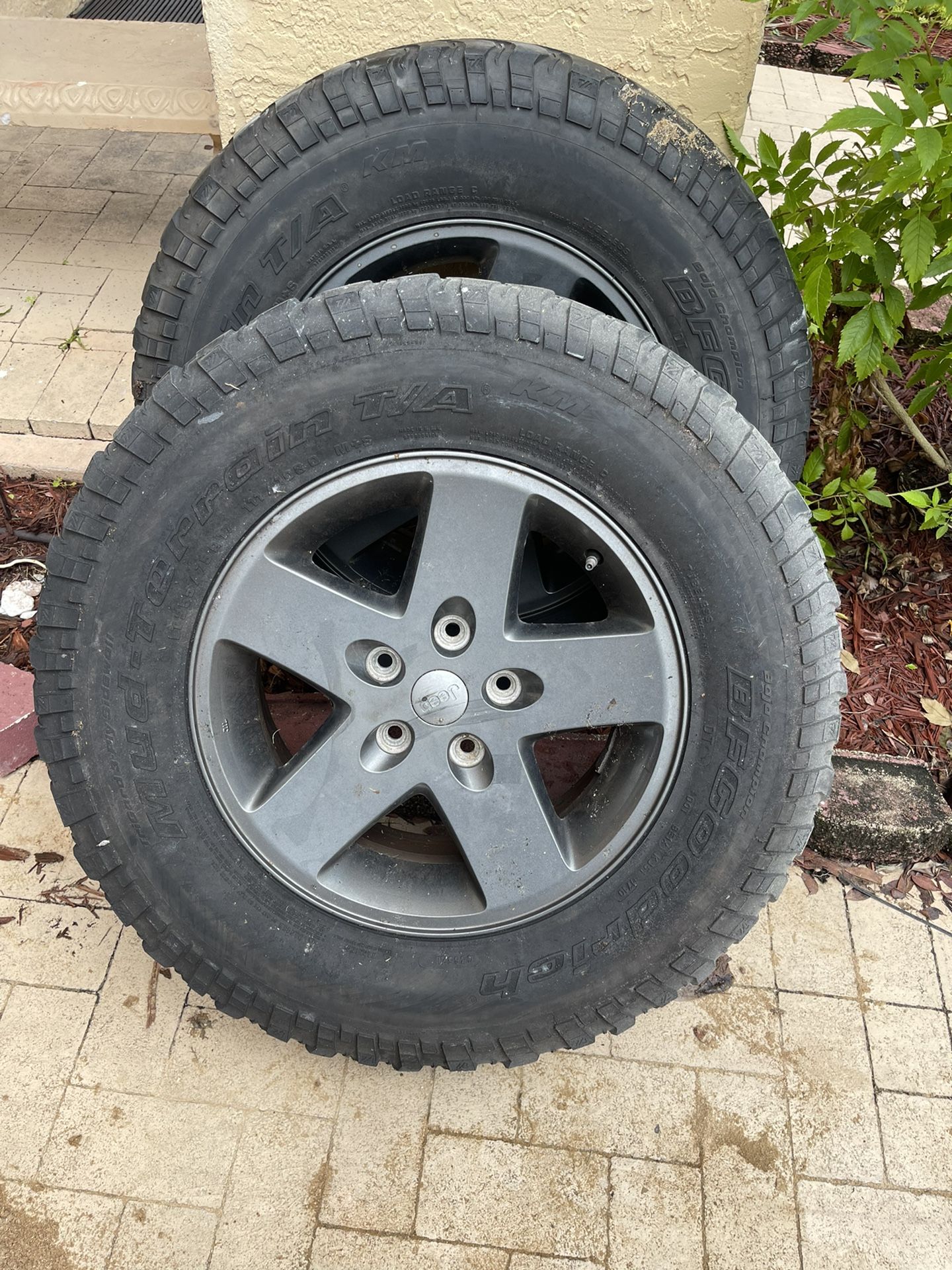 2018 jeep 4 rims and tires tires are in decent shape