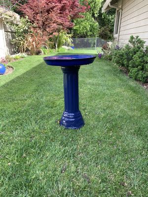 Photo Beautiful Blue ceramic pottery bird bath