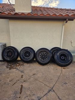 (5) Mickey Thompson 37x12.5x17 on real beadlock fuel wheels