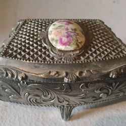 SILVER TONE HINGED HEART SHAPED JEWELRY TRINKET BOX RED VELVET LINED