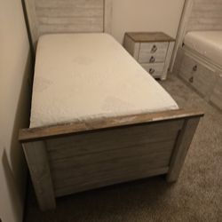 2 Twin Beds With Nightstand And Drawers