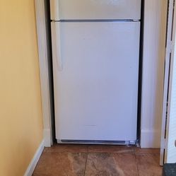 Frigidaire Refrigerator With Ice Maker