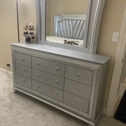 King bed dresser with Mirror 