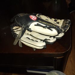 RAWLING BASEBALL. MITTEN  VERY GOOD. CONDITION 