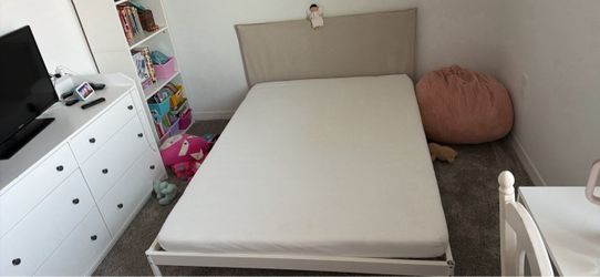 Full size bed frame/mattress
