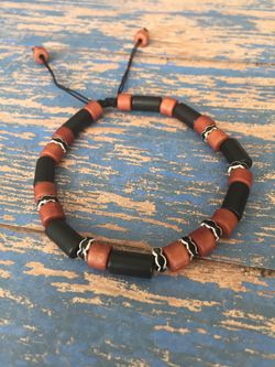 ** Men’s natural wood beads bracelet.