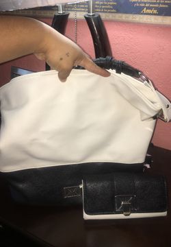 Kardashian kollecton purse 👜 white and black included wallet
