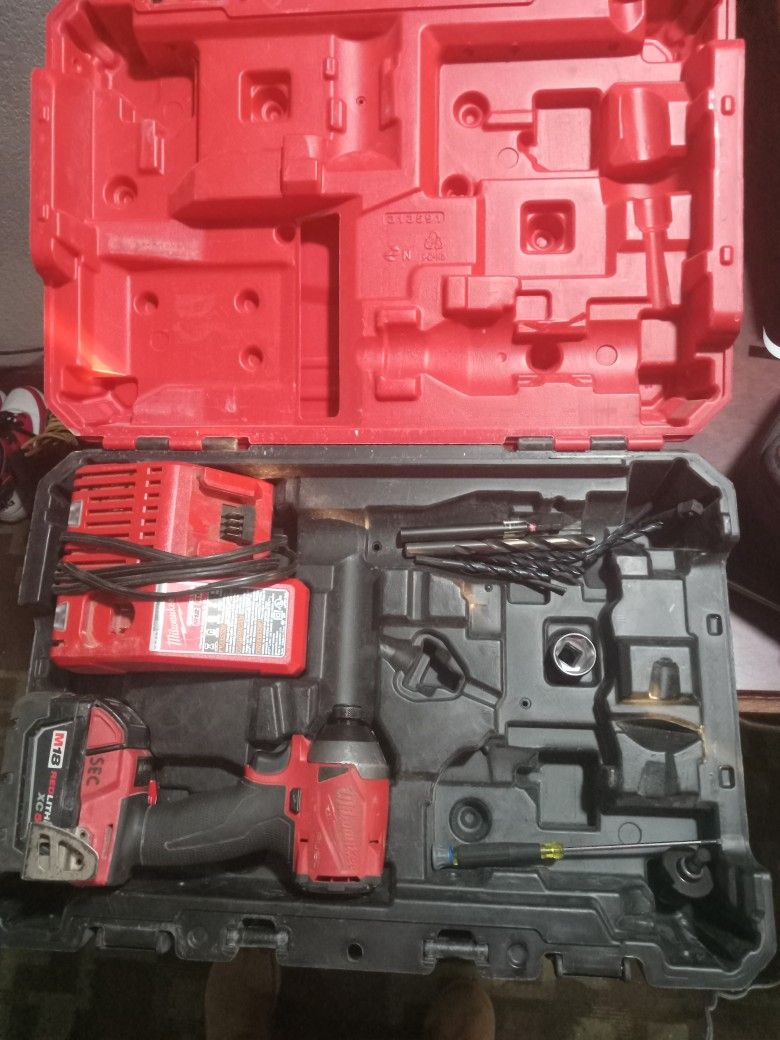 Milwaukee Milwaukee 1/4" Impact Driver W/ Battery And Charger