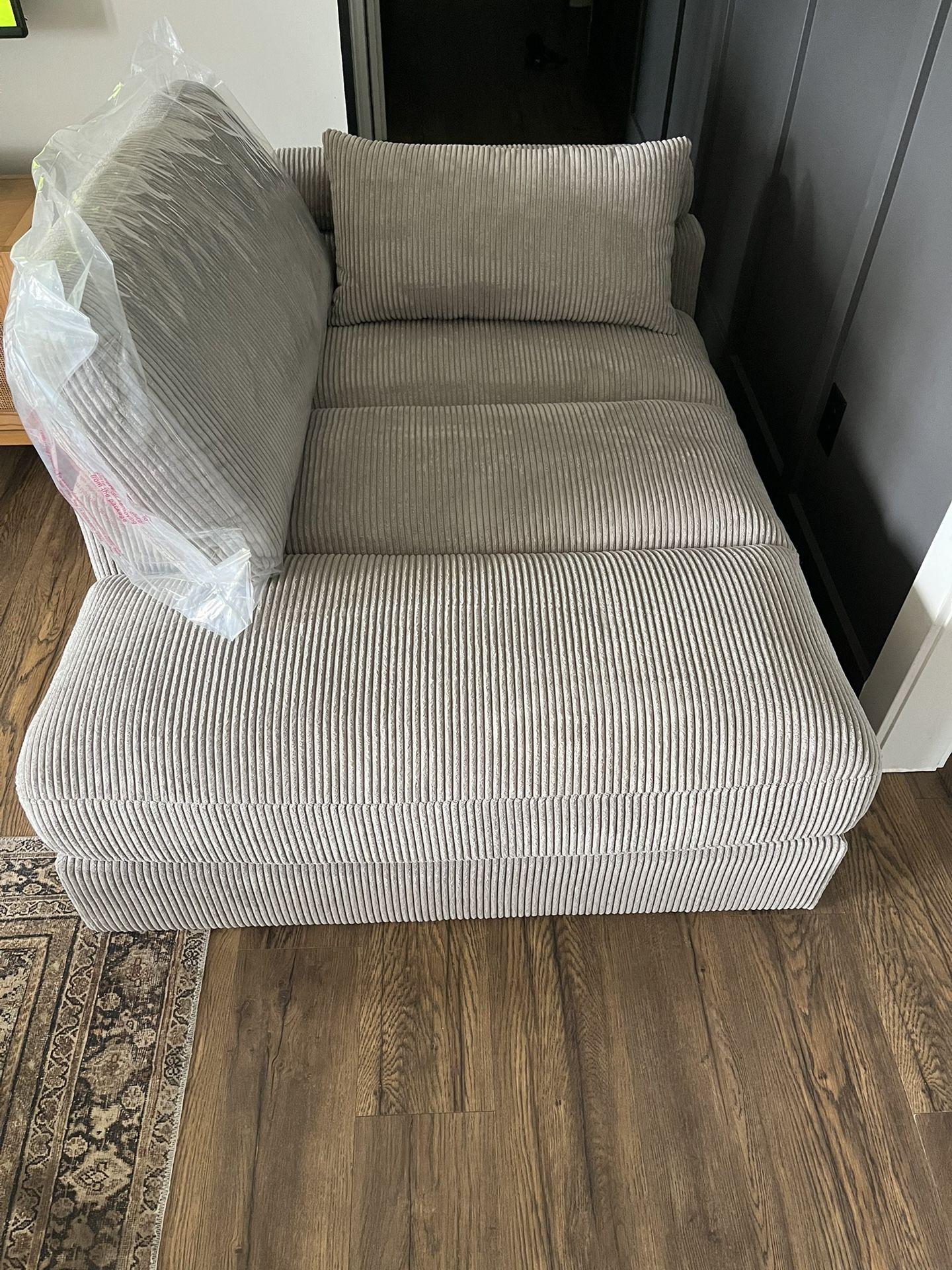 Ariee Upholstered Chaise Lounge