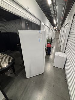 Whirlpool Top Freezer Refrigerator – Works Great – Cheap – Delivery Available