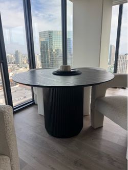 Modern round dining table