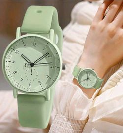 Women's Elegant Mint Green Silicone Band Quartz Wrist Watch  Casual Fashion Gift 34mm
Elegant mint green quartz wrist watch featuring a soft silicone 