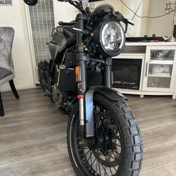 2023 Husqvarna 401 Svartpilen