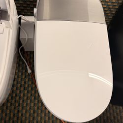 Horow Tankless Elongated Smart Toilet Bidet in White with Auto Flush, Heated Seat, Warm Air Dryer, Bubble Infusion Wash