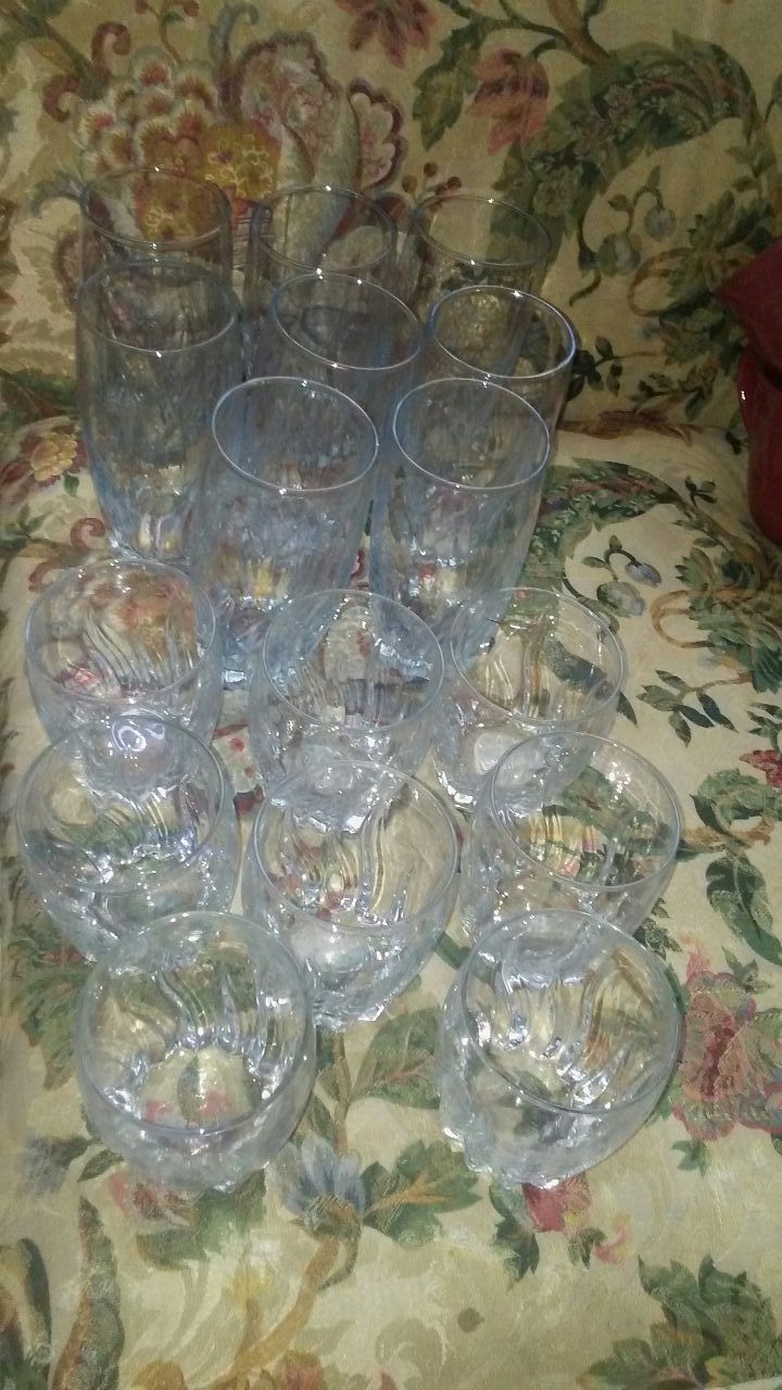 Set of big and small glasses only asking $15 for the set. Would like gone ASAP brand new