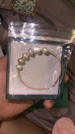 Pearl bracelet with metal brass circle
