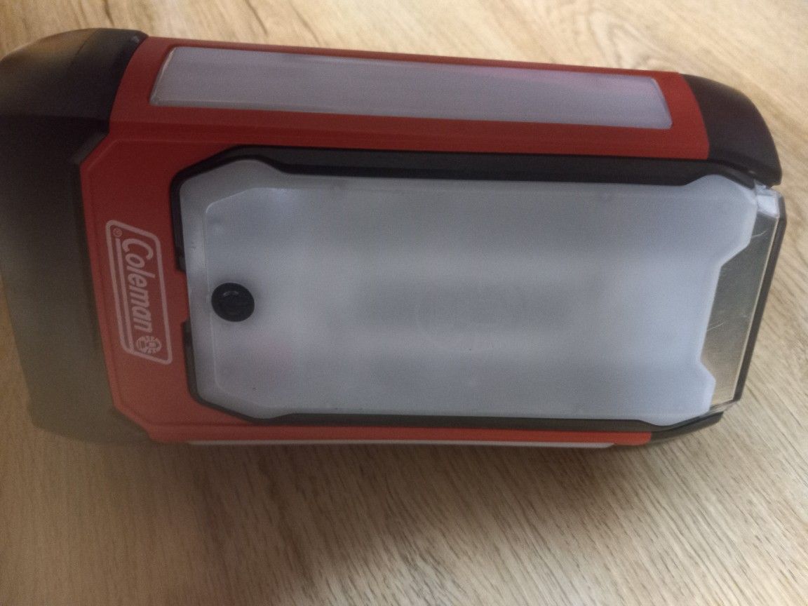 COLEMAN TRI-PANEL LED LANTERN