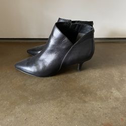 Black Leather Boots Size 7.5