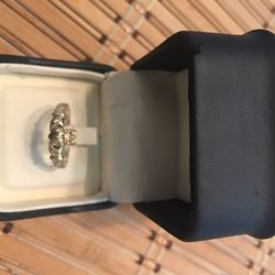 Gold Ring 14kt and 6 authentic diamonds 4 grams