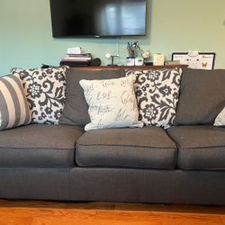 Beautiful and comfy Couch 