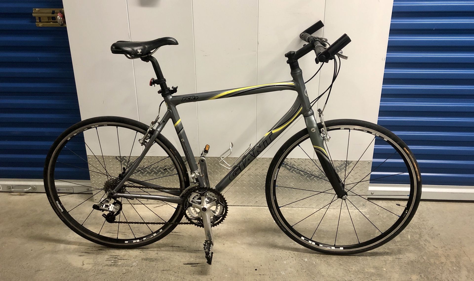 2005 GIANT FCR 2 27-SPEED ROAD BIKE. EXCELLENT CONDITION!