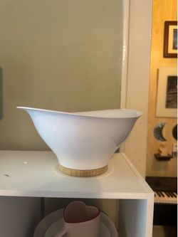 Quirky Ventu white melamine multi-purpose colander and serving bowl with a detachable bamboo base