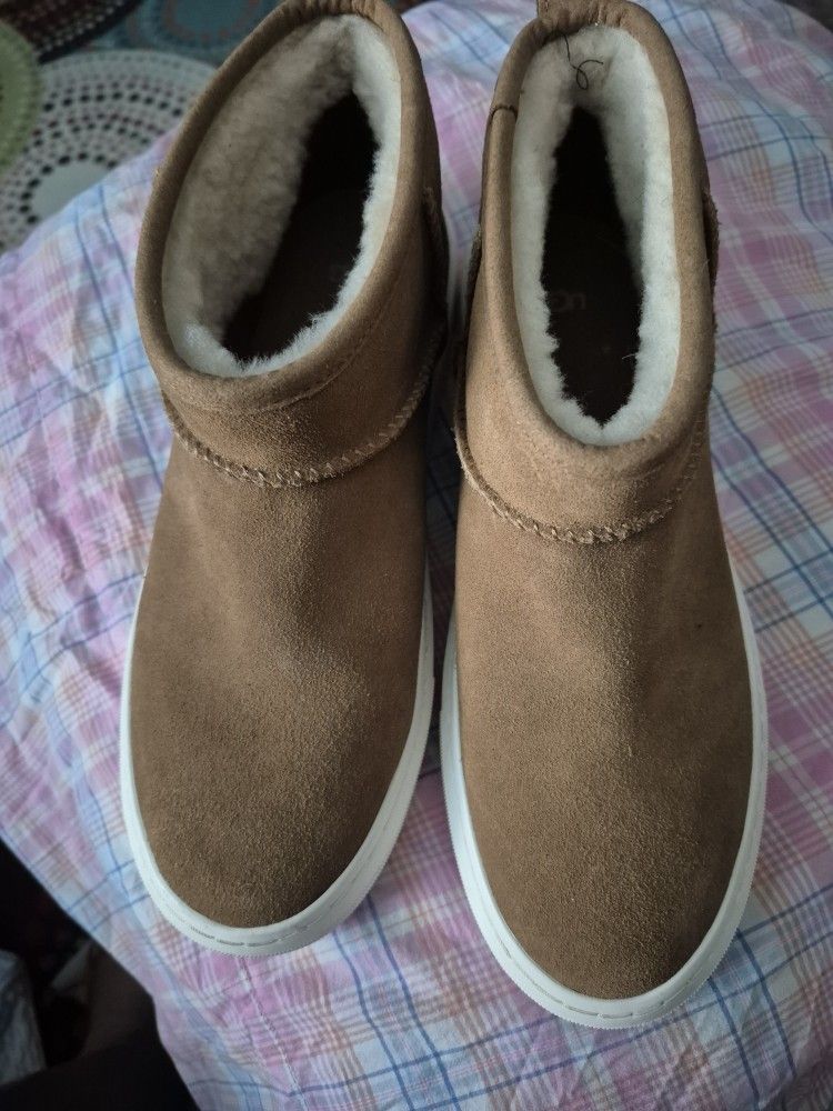 UGG UNISEX SIZE 9 NEW ORIGINAL PRICE $140