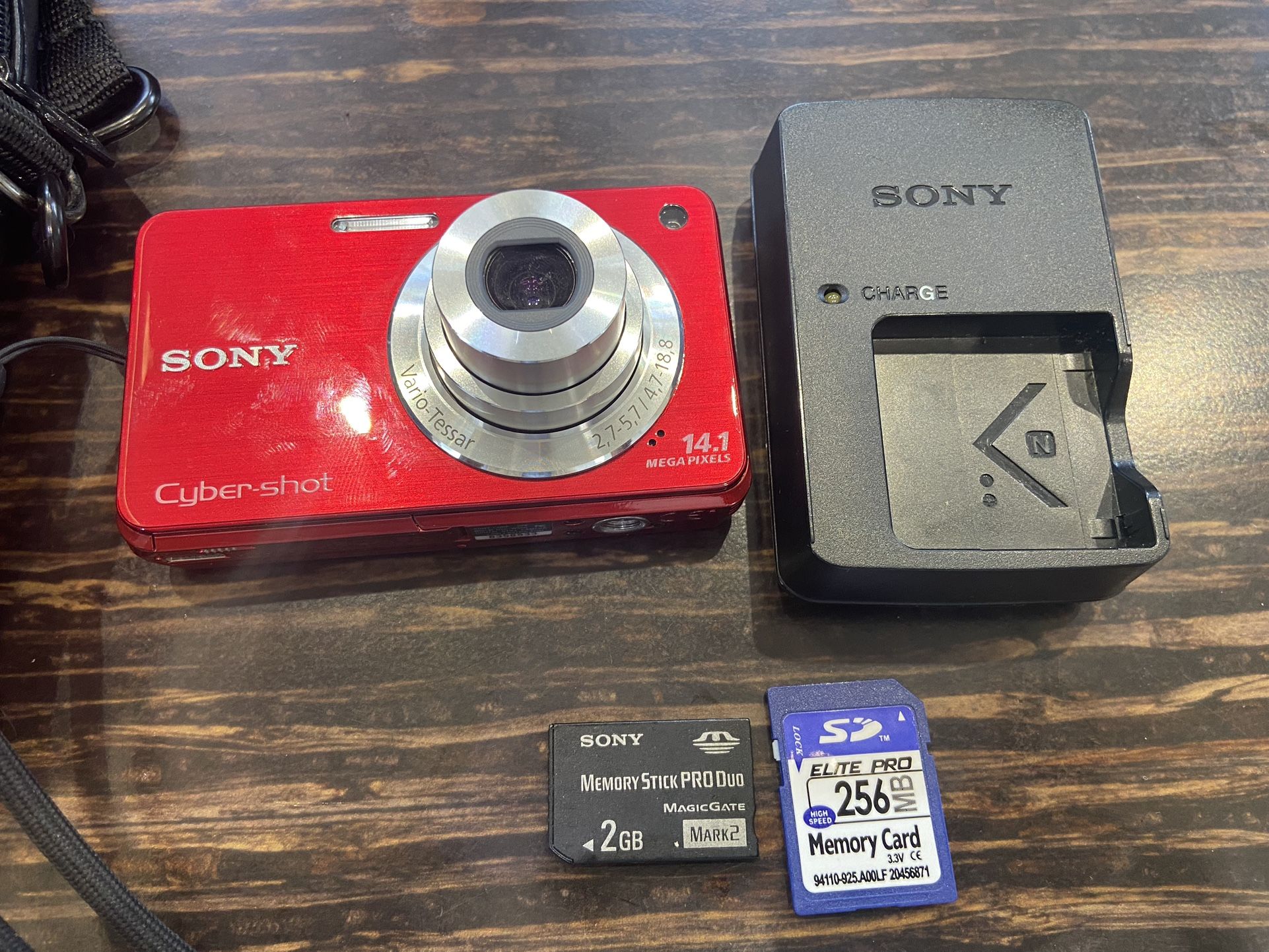 Rare Sony Cyber-shot DSC-W560 Red digital camera great condition 14.1MP