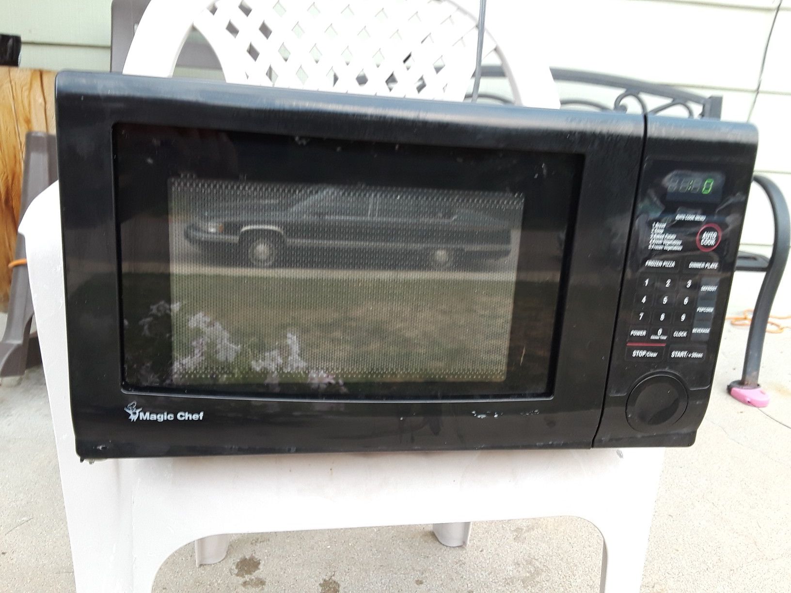 MAGIC CHEF 1.1 CU. FT. MICROWAVE