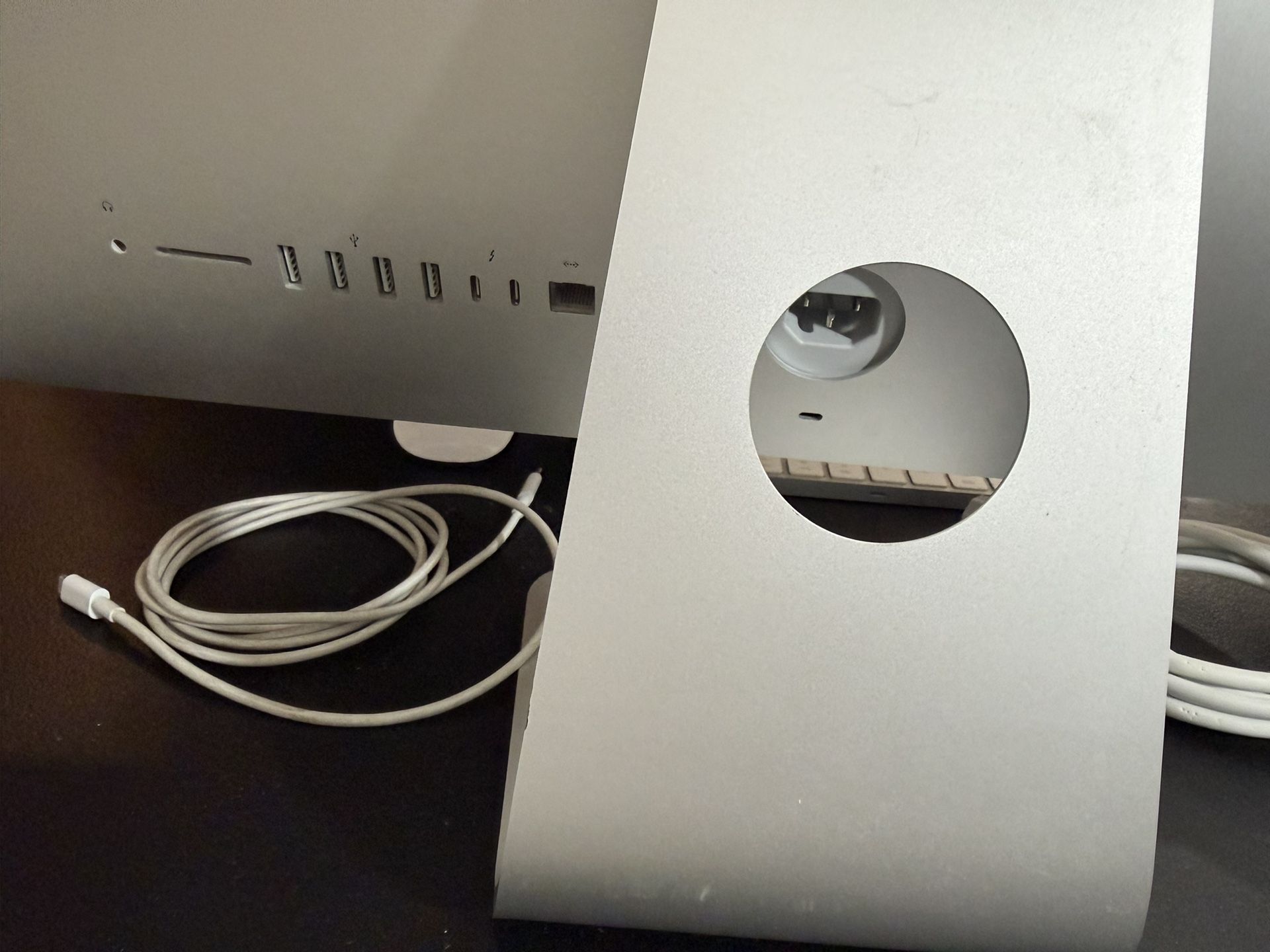 2017 21.5-inch iMac (4K, intel core i5, 3.4GHz, 8GB, Radeon Pro 560)