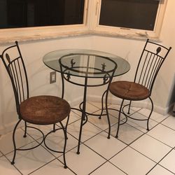 Beautiful Coffee Table With 2 Chairs