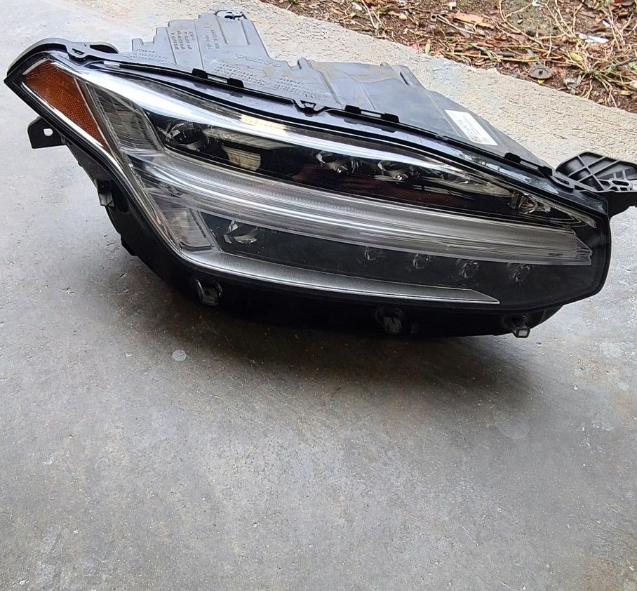 2024 Volvo Xc90 Passenger Side Headlight 