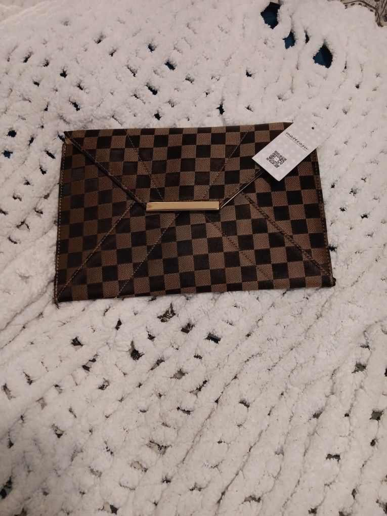 flat gold and Black Check aboard., Fashionable purse.