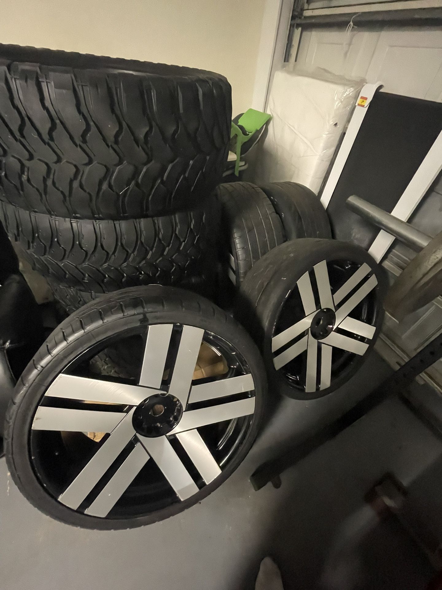 26inc Rims with low profile and mud tires