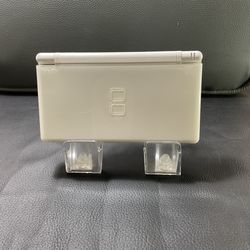 Nintendo Ds Lite color white. This item is used but in good working condition 100% tested.