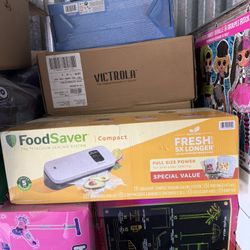 FoodSaver Vacuum Sealer Special Value Pack, Compact Machine with Bags