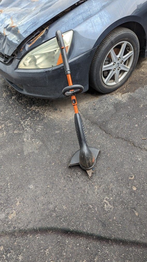 Corded Black& Decker Weedeater / Edger