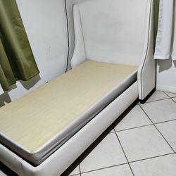 TWO BEDS WHIT BOX SPRING