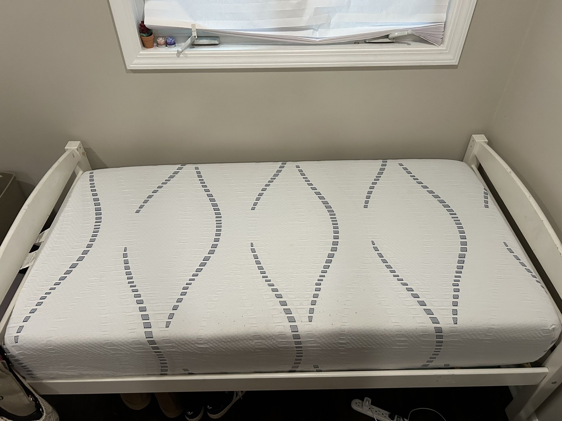 Twin XL Mattress/bedframe