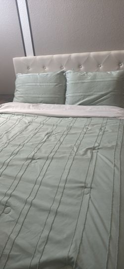 Dream cloud mattress  and base.  Queen