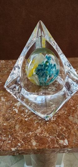 .
2 Piece Nybro Crystal Decor Set. A stunning 2 set piece that can also ne used as 2 separate pieces.
